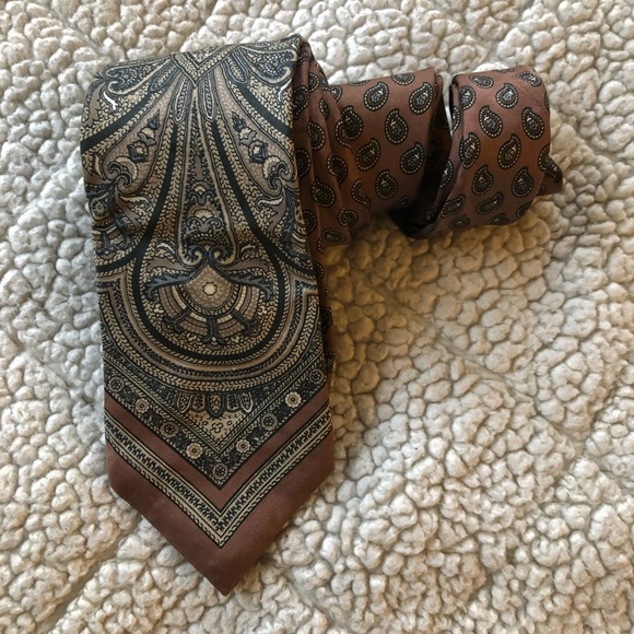 Bloomingdale’s Silk Paisley Tie - Picture 2 of 5